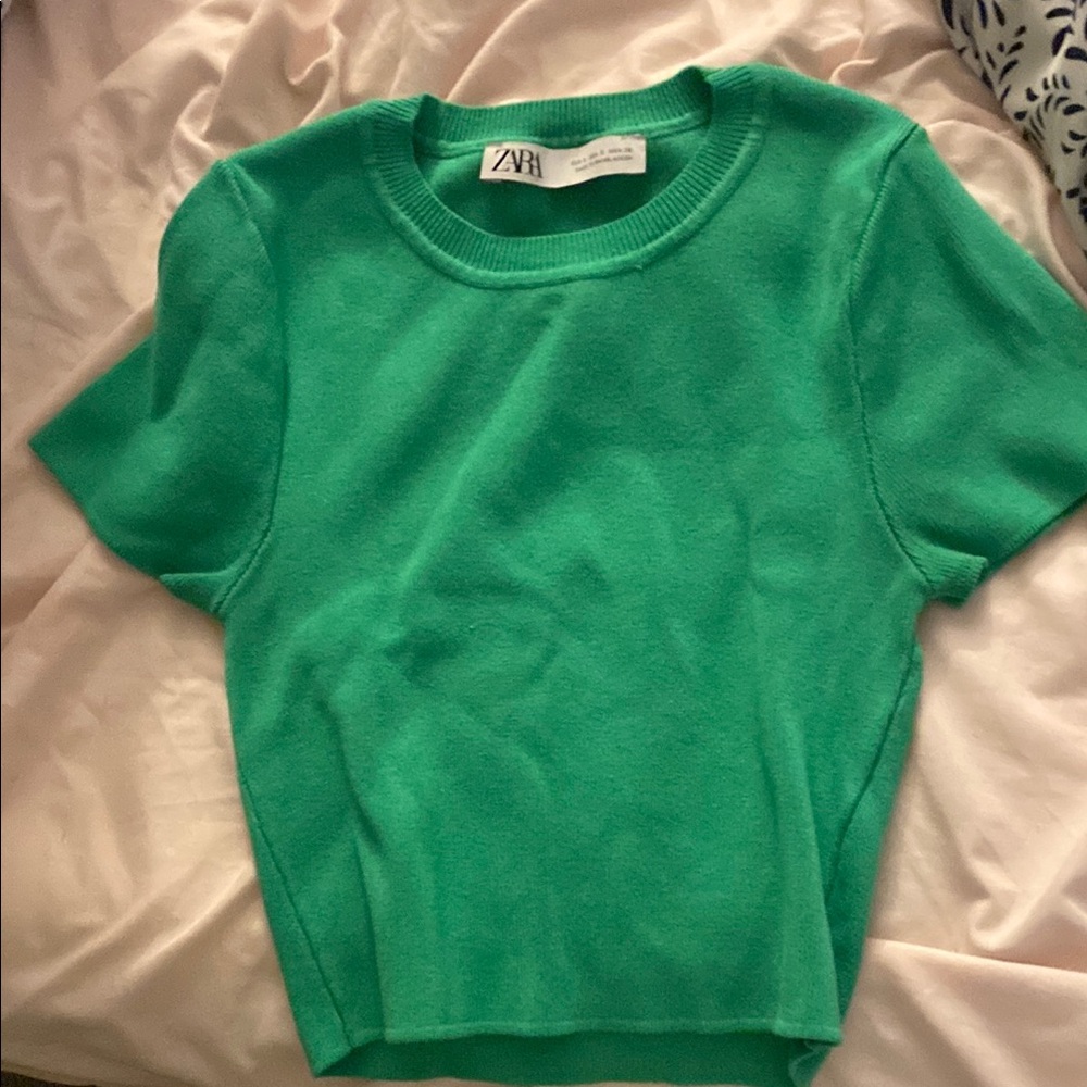 Vibrant Green Short Sleeve Tee with Crew Neck and Fitted Silhouette